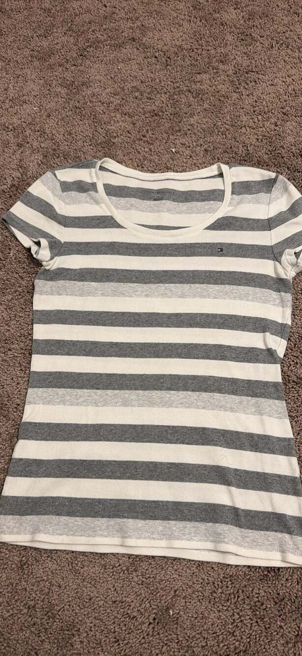 Tommy Hilfiger Women's Gray and White Striped Short Sleeve Scoop Neck T-Shirt Si